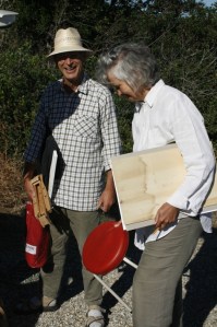 Zwei Teilnehmer beim Aufbruch zum Malen