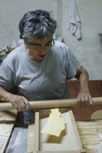 Toskanische Köchin rollt Nudeln