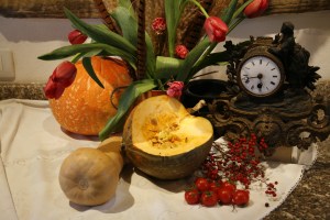 Foto von Stillleben mit Kürbis und Uhr